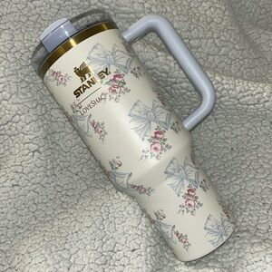 The Stanley x Love Shack Fancy Holiday Quencher 40 oz Rosa Beaux Blue